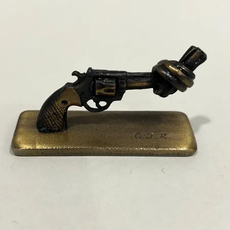 Skulptur, Carl Fredrik Reuterswärd, Non Violence Peace Symbol, längd ca 7cm, höjd 4,5cm, brons, i originalförpackning Vikt: 0 g