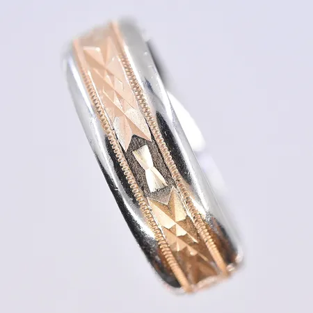 Ring, stl 19¾, bredd 7 mm, vitguld/gulguld, 14K. Vikt: 9,3 g