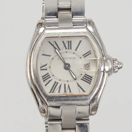 Damur Cartier Roadster, quartz, datum, Ø 31mm, ref: 2675, serienummer: 248454BB, länk med viklås, total längd ca 18,5cm, boett och länk repig, viklåset låser dåligt, extra viklås i stål, extra tygband, tygbandet torrt/torrsprickor, certifikat 2006, manual, box