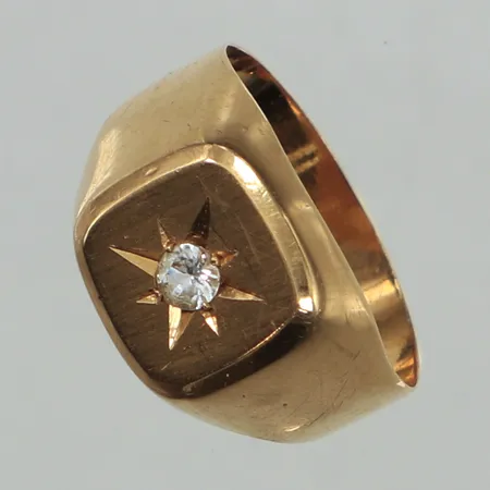 Klackring med vit sten, stl 17, bredd ca 3,5-11mm, något skev, Hasse Guld Hasse Lingfjord, år 1970, 18K Vikt: 2,4 g