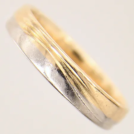 Ring med mönstrad dekor, stl 21, bredd 5mm, gravyr, tvåfärgad, 18K Vikt: 6,7 g