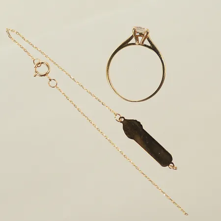 Armband, Ring med vit sten, trasig/av/graverad/trasig sten, 18K  Vikt: 2,9 g