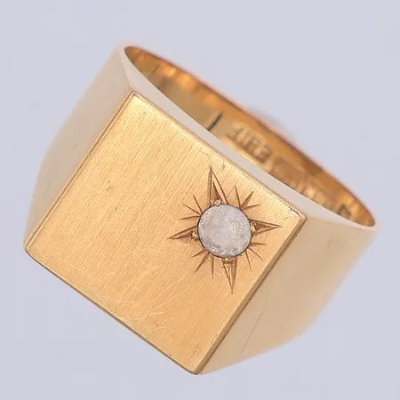 Klackring, vit sten, stl 17¾, City guld år 1970, 18K Vikt: 5,7 g