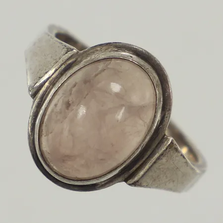 Ring, rosenkvart, stl 15½ bredd 12,8mm, lös sten, 830/1000 silver  Vikt: 2,7 g