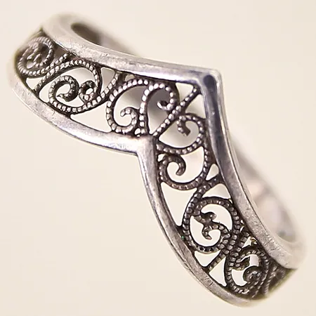Ring med dekor, stl 18½, bredd 3-8mm, silver 925/1000 Vikt: 1,8 g