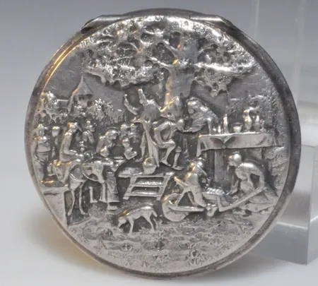 Snusdosa nysilver med motiv, diam 4 cm, tjocklek 15 mm Vikt: 19,4 g