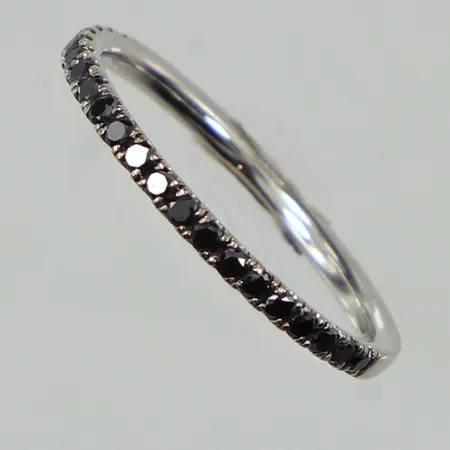 Ring, svarta stenar, stl 16¼, bredd 1,6mm, vitguld, 18K  Vikt: 1,4 g