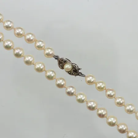 Pärlcollier med odlade pärlor, Ø6-7mm, längd ca 47cm, defekt lås, silver lås, 835/1000 silver  Vikt: 27,3 g