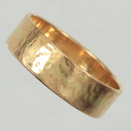 Ring, hamrad dekor, stl 19¾, bredd ca 6mm, repig, 18K Vikt: 5,1 g