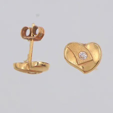 Ett par örhängen, hjärtan, vita stenar, 8mm, 18K Vikt: 0,8 g