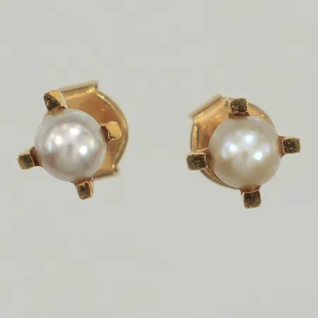 Ett par örhängen med pärlor, Ø5mm, ca 17mm,  något olika nyanser, 18K Vikt: 2,2 g