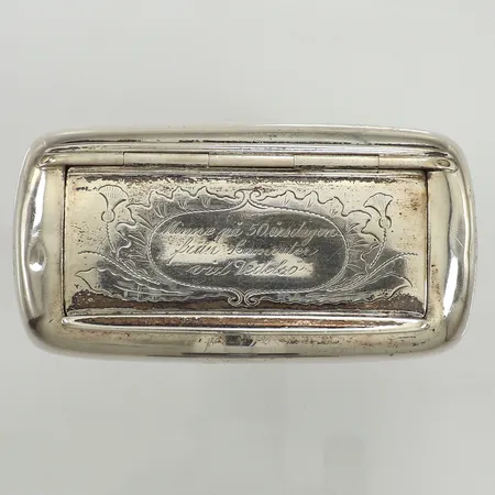 Snusdosa, längd 10cm, bredd 5,5cm, gravyr, bucklig, Guldsmedsaktiebolaget I Stockholm, år 1929, silver  Vikt: 118,3 g