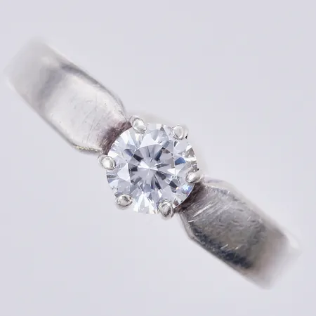 Ring med vit sten, stl: 17 ¾, bredd ca 2-6mm, 925/1000 silver Vikt: 2,7 g