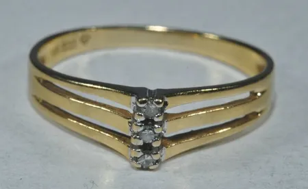 Ring med diamanter 3x0,01ct,, Ø 17,75 mm Bredd 2-5 mm, 18k Vikt: 2,3 g