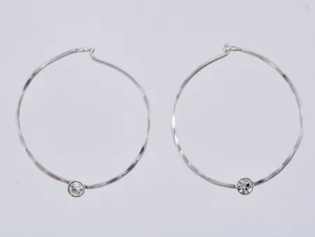 Ett par örhängen med vita sten, Ø2,8cm, bredd: ca 1-3mm, silver, 830/1000 Vikt: 1,4 g