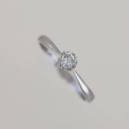 Ring med solitär diamant 0,20ct, Ø 18 mm, bredd 2,2 mm 18k Vikt: 2,4 g