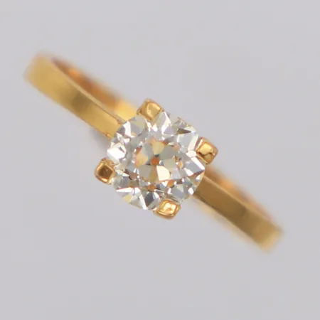 Ring med gammalslipad diamant 1xca0,90ct kvalitet ca Si-P, cape, stl 18, bredd 2,6-6,3mm, större nagg i rondist, stämplad BJK, 21K Vikt: 2,5 g