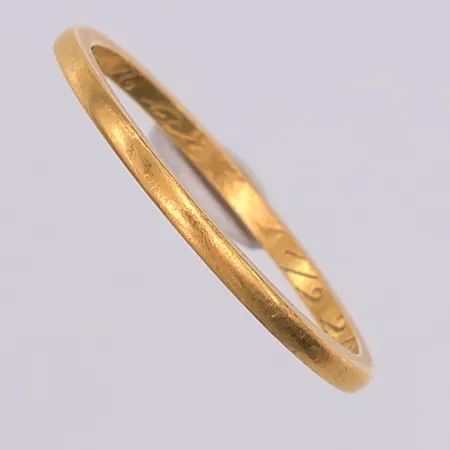 Ring, slät, stl 18¾, gravyr, 23K Vikt: 2,6 g