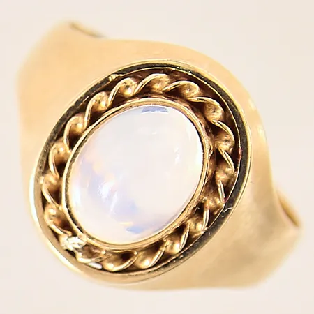 Ring med mönstrad dekor samt månsten, stl 18½, bredd 4-15mm, 18K Vikt: 4,7 g