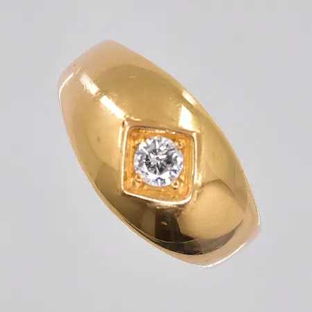Ring med vit sten, stl 16¾, gravyr, 18K Vikt: 2,6 g