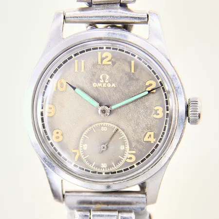 Herrur Omega Officer, stål, manuell, boett-nr: 2400-1, serie-nr: 9969495, Ø35mm, pansarlänk ej original med slitage, krona ej original, utbytta visare troligen ej original, boett med repor samt stötskador, inga tillbehör