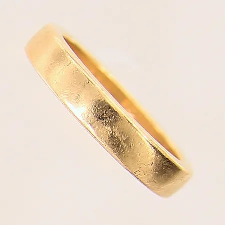Ring, slät, stl 17½, bredd 4mm, repig, 18K Vikt: 7 g