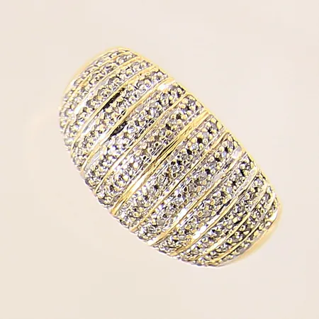 Ring med 8/8-slipade diamanter 100 x ca 0,0025ct, stl 18, bredd 2,8-11,5mm, 18K Vikt: 5,4 g