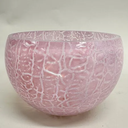 Skål, höjd 12cm, Ø16,5cm, nr 58806, signerad Ulrika Hydman Vallien (1938-2018), Kosta Boda, spräcklig dekor i rosa ton, glas, originalkartong Vikt: 0 g