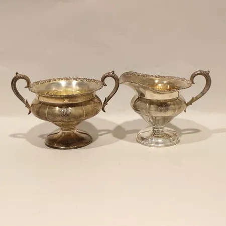 Sockerskål, höjd 10cm, mjölkkanna, höjd 10cm, monogramgravyr, finska stämplar, 813/1000 silver  Vikt: 234,9 g