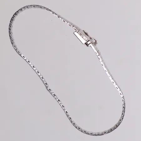 Armband, längd 19cm, bredd 5mm, ojämnheter, bucklor, 925/1000 silver Vikt: 11,9 g