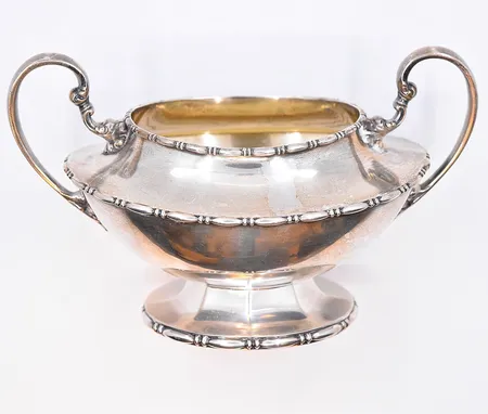 Skål, höjd 6,5 cm, bredd 9-15 cm, silver 925/1000. Vikt: 189,1 g