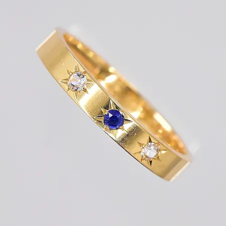 Ring med blå och vita stenar,  stl 17, gravyr, 18K Vikt: 2,6 g