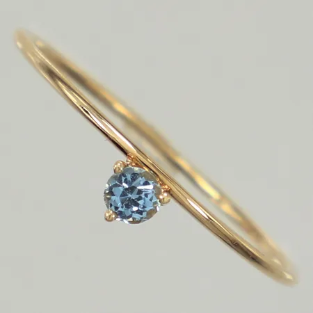 Ring med blå sten, stl 18½, bredd ca 1-4mm, 14K Vikt: 0,6 g