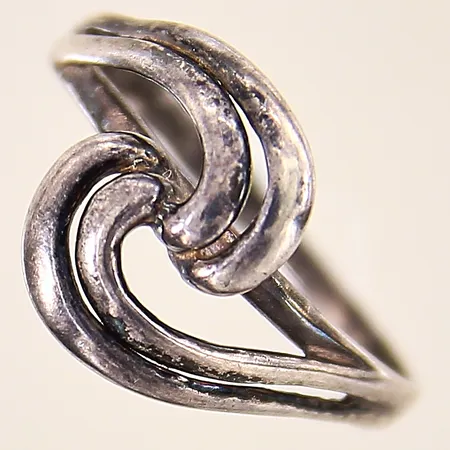 Ring med dekor, stl 19, bredd 2-13mm, oxiderad, silver 925/1000 Vikt: 2,1 g