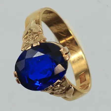 Ring, blå sten, troligen syntetisk spinell, stl 18, bredd 12,3mm, gravyr, infattning i 18K, 23K  Vikt: 5,7 g