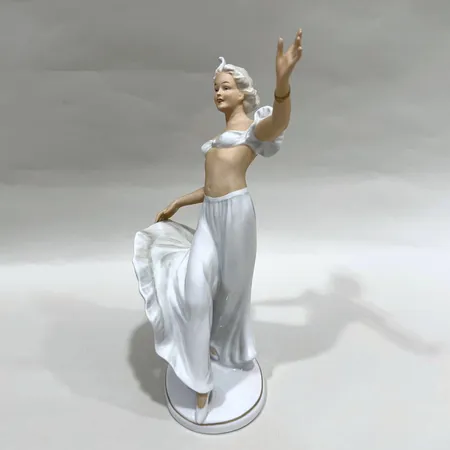 Figurin, Dansande kvinna, numrerad: 1202, höjd ca 24cm, Schaubach Kunst Germany, porslin  Skickas med paket.