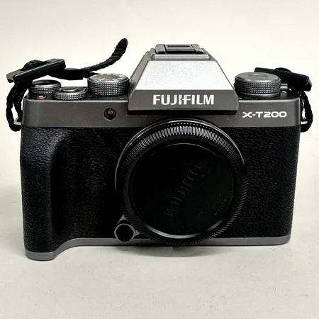 Digitalkamera, Fujifilm X-T200, serienr OTL07703, dark silver, med objektiv Fujifilm Fujinon Aspherical Lens Super EBC XC 15-45mm, 1:3.5-5.6 OIS PZ 52, serienr OACO4168, flera kamerafilter, kablage, manual, originalkartong, blixtfunktionen fungerar ej Vikt: 0 g Skickas med postpaket.