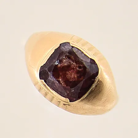 Klackring med lila sten, stl 18¼, bredd 3-12,5mm, defekt, 18K Vikt: 6,4 g