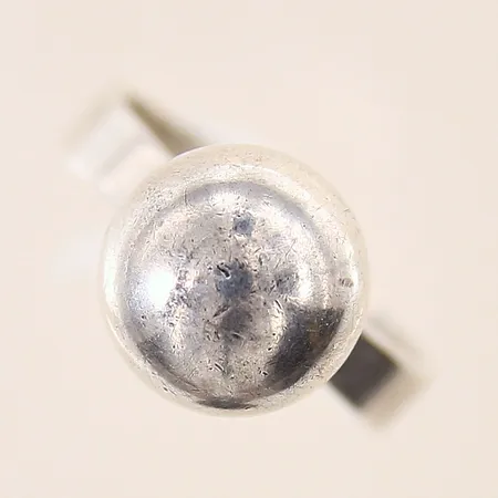 Ring med kula, stl 17, bredd 4,7-11mm, silver 830/1000 Vikt: 5 g