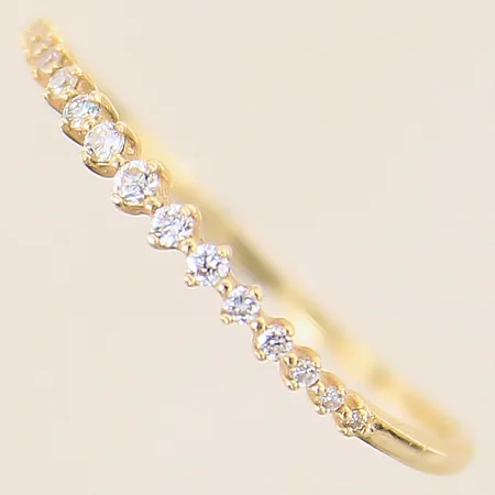 Ring med diamanter 15 x ca 0,005-0,01ct, stl 19, bredd 1-2mm, skev, 14K Vikt: 0,9 g