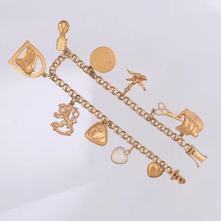 Armband, Bismarck, 19,5cm, 9 berlocker, slitet, gravyr, Stockholm ädelsmide år 1960, 18K, 1 berlock 14k Vikt: 15,9 g