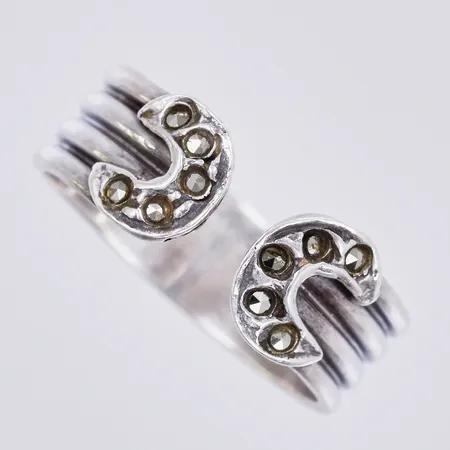 Ring med markasiter, stl: 17, bredd ca 5-7mm, 925/1000 silver Vikt: 3,1 g