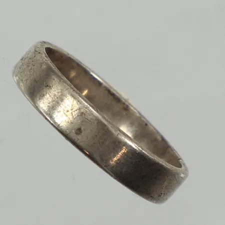 Ring, stl 17, bredd ca 4mm, 925/1000 silver  Vikt: 2,6 g