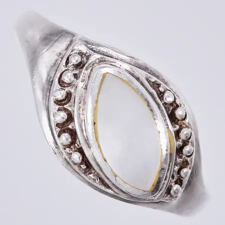 Ring med pärlemo, stl: 18 ¼, bredd ca 1-11mm, silver Vikt: 3 g