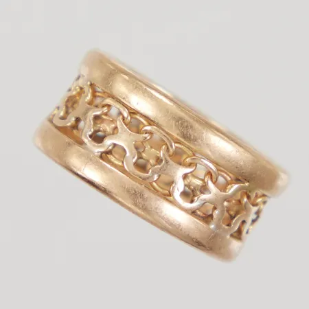 Ring omgjord av 3 olika ringar, stl 17½, bredd ca 10mm, gravyr/slitage, 18K  Vikt: 7 g