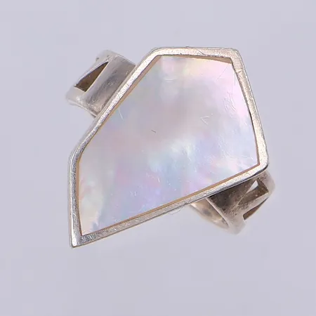 Ring, pärlemo, stl 16¾, 925/1000 silver Vikt: 6,1 g