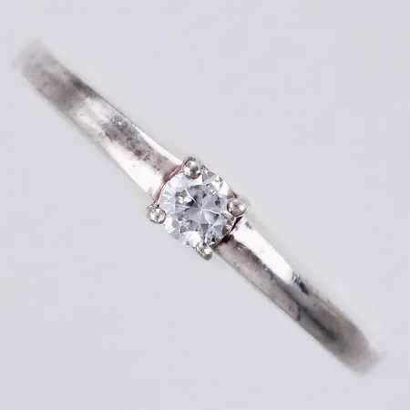 Ring med vit sten, stl. 16, bredd: ca 2-4mm, silver, 925/1000 Vikt: 1,8 g