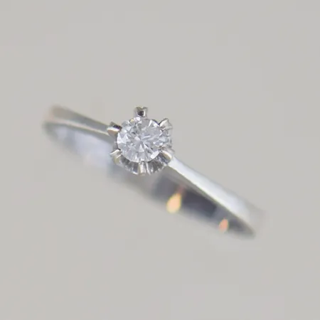 Ring med diamant 0,16ct, Ø 17,5 mm, vitguld 18k Vikt: 2,4 g