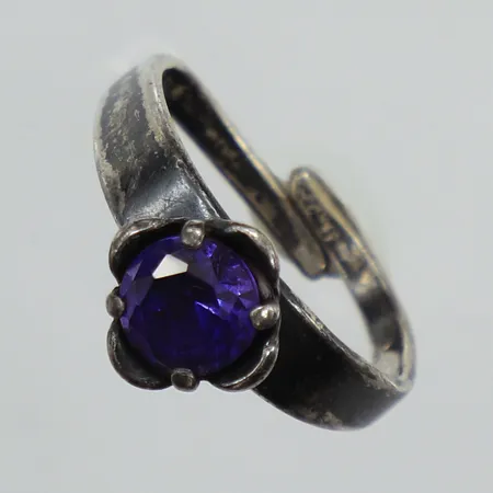 Ring, lila sten, stl 18, reglerbar storlek, bredd 9,2mm, skev, Alton, 1978, 925/1000 silver  Vikt: 2,7 g