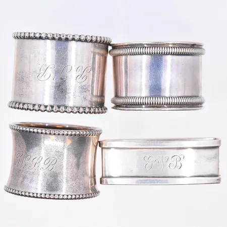 4 servettring, bredd 21-35 mm, silver 925/1000. Vikt: 83,1 g